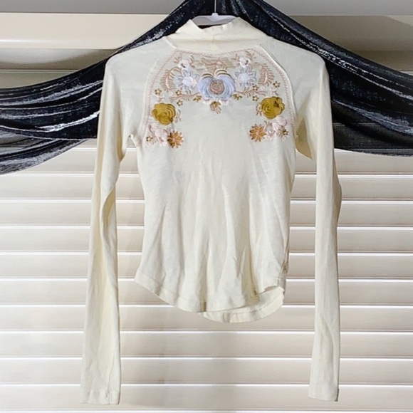 FREE PEOPLE Embroidered Mock Neck Top XS off white women’s New with tags - Picture 4 of 7